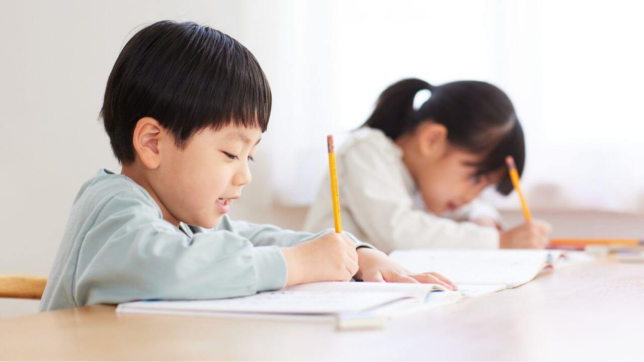 Trẻ cần chăm chỉ thực hành bài tập trong bộ sách TOEFL Primary