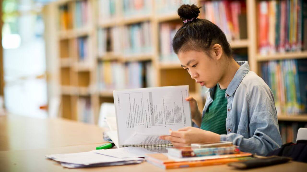 Nên học sách 7 Vstep Tests kết hợp với một số đầu sách luyện thi Vstep khác