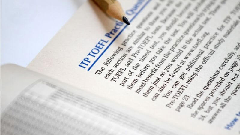 Các đầu sách ôn thi TOEFL iBT cung cấp bộ đề thi thử chuẩn format