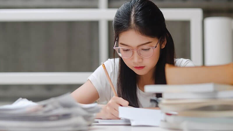 Nghiêm túc làm bài như khi thi thật để đánh giá bản thân