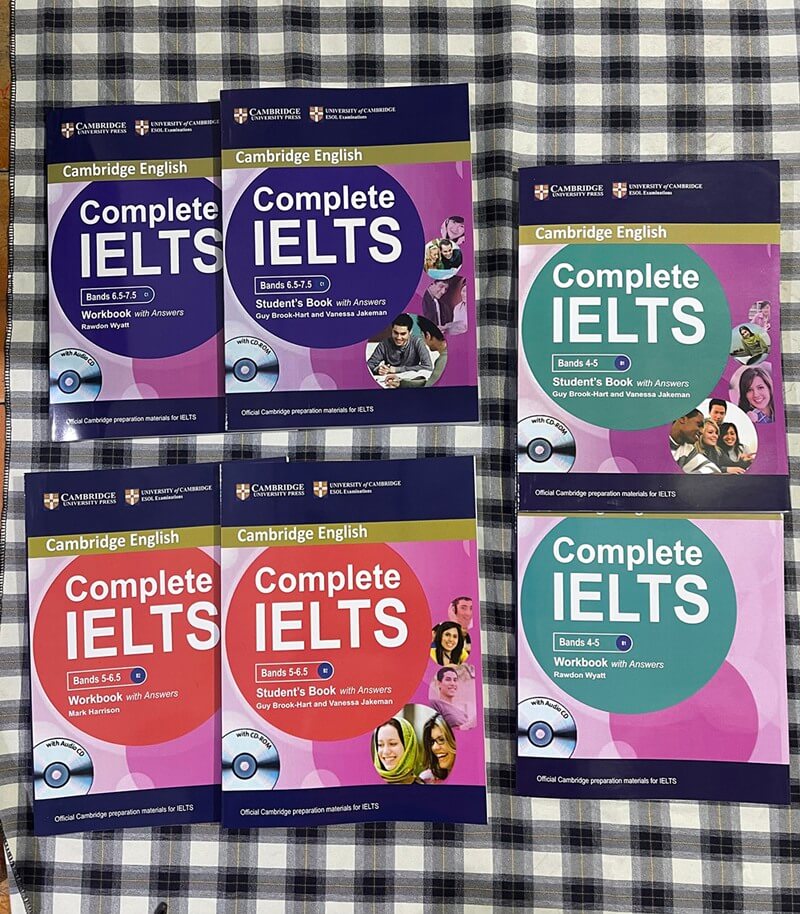 Complete IELTS là bộ sách chính thống được xuất bản bởi Cambridge