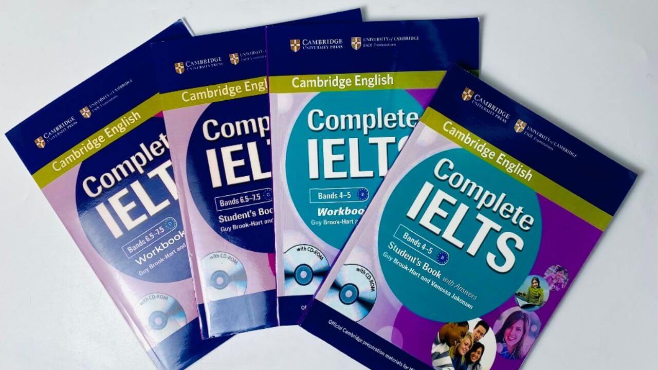 Dùng sách Complete IELTS bands 4 5 bản cứng dễ dàng take note