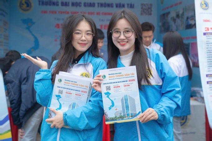 Sinh viên Đại học Giao thông vận tải tư vấn tuyển sinh hồi tháng 3. Ảnh: Fanpage trường