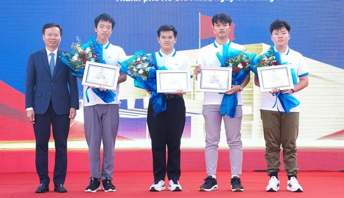 Hiệu trưởng Mai Thanh Phong trao bằng khen cho 4 thủ khoa đầu vào, sáng 5/9. Ảnh: Như Quỳnh