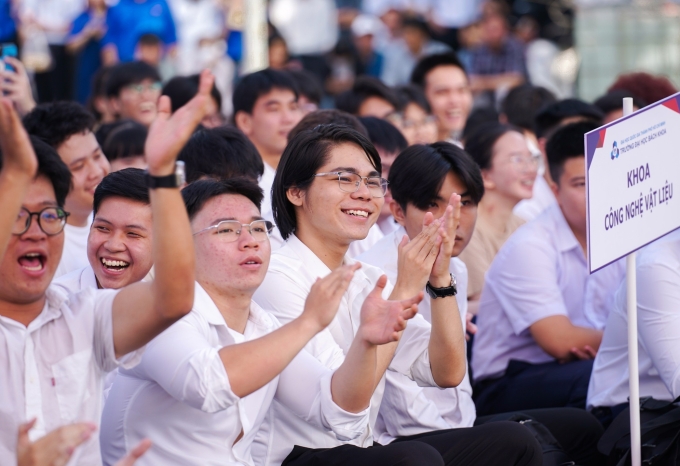 Tân sinh viên trường Đại học Bách khoa TP HCM trong ngày khai giảng 5/9. Ảnh: HCMUT