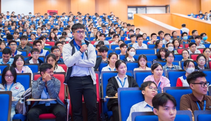 Tân sinh viên trường Đại học Y Dược Cần Thơ trong tuần sinh hoạt công dân đầu khóa, ngày 16/9. Ảnh: CTUMP